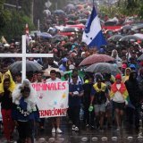 Plusieurs milliers de migrants ont bravé la pluie lundi pour rejoindre les Etats-Unis.